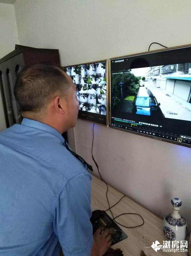 警方在调查小区内监控